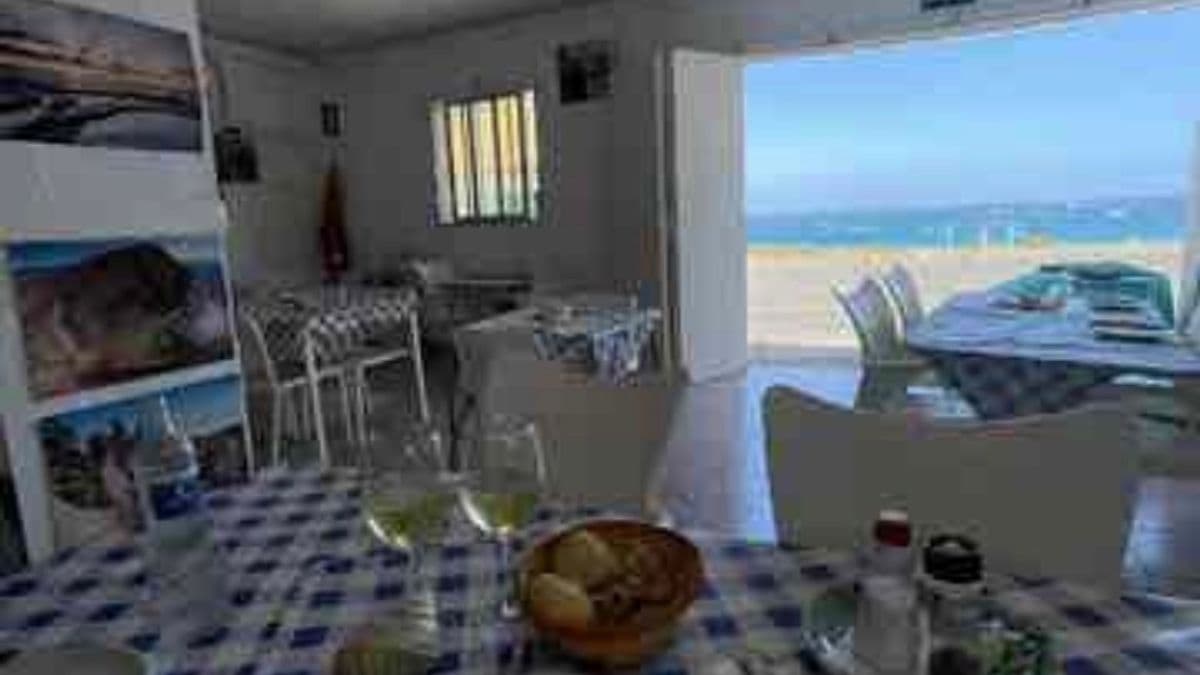 Restaurante en la costa con vista al mar - Imagen 1