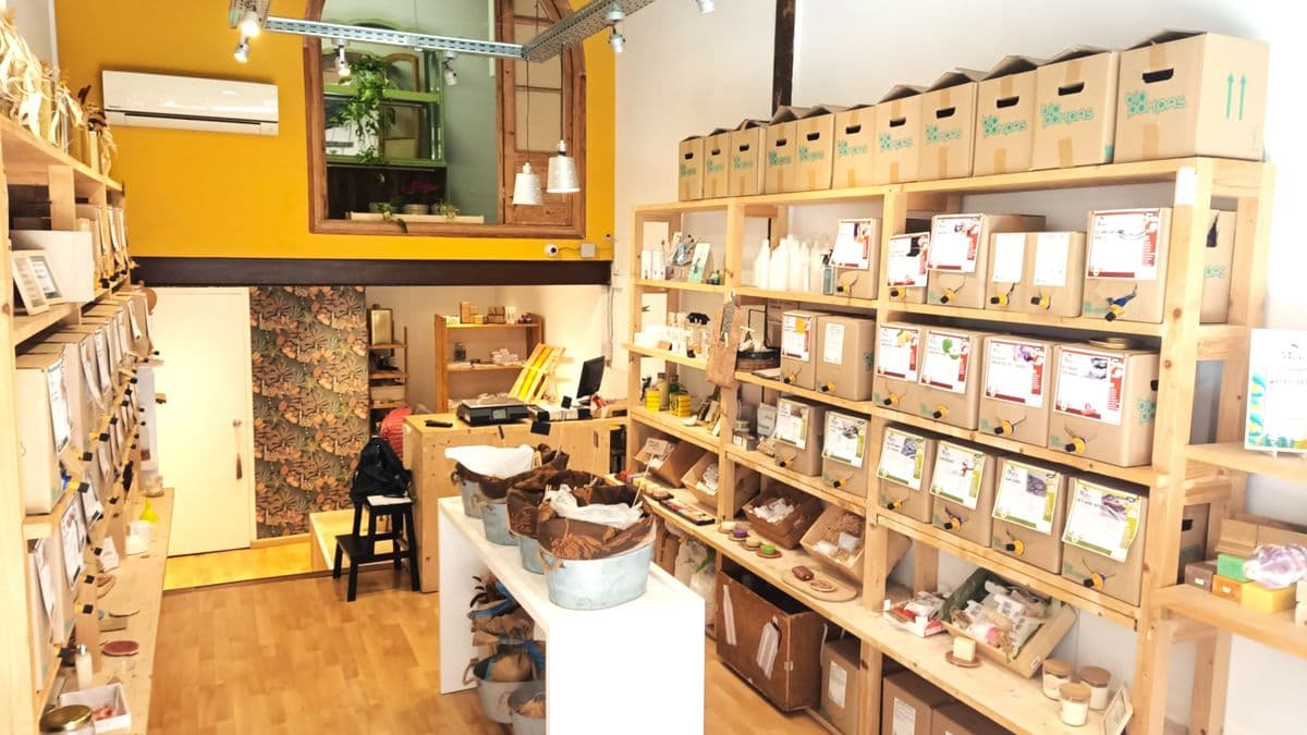 Tienda de cosmética y perfumería en traspaso en Barcelona. - Imagen 1